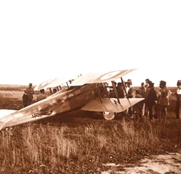 Vojáci obklopující dvouplošník, Somme, severní Francie, c1914-c1918