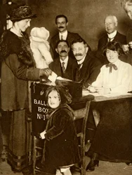 Některé ženy mohou volit poprvé, Británie, 14. prosince 1918, 1935.