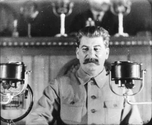 Sovětský vůdce Josif Stalin pronáší projev na sjezdu komunistické strany, 30. léta 20. století