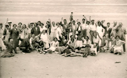 Sportovní den pro párty v hotelu Gloucester na pláži La Publente, Jersey, 1938