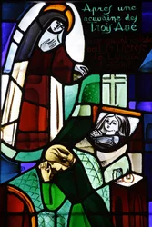 Vitráže zobrazující Sainte Therese de Lisieux uzdravující nemocné dítě v kostele Notre-Dame-de-la-Trinite, Blois, Francie