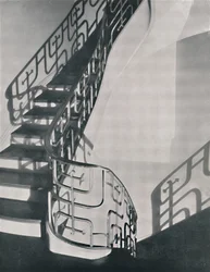 Schodišťové zábradlí z monelového kovu navržené pro rezidenci v New Yorku, 1933