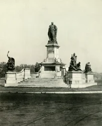 Socha Lorda Curzona u vchodu do Victoria Memorial Hall, 1925.