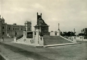 Socha královny Viktorie před Victoria Memorial Hall, 1925.
