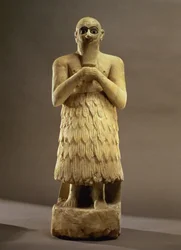 Soška úředníka nebo správce Ebih-Il uctívající bohyni Ištar, z Mari, Střední Eufrat, cca 2500 př. n. l. (sádra a lapis lazuli) (podrobnosti viz 93166)
