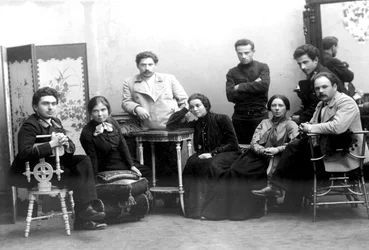 Studenti, členové revoluční buňky v Petrohradě, Rusko, 1908.