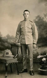 Studiový portrét vojáka roty C, 2. praporu Kings Regiment, Irák, 1926
