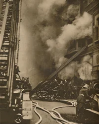 Potlačení požáru v úzké městské ulici, c1935.