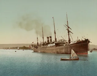 Suezský průplav, loď vplouvající do Rudého moře poblíž Port Tewfic, kolem roku 1900 (barevné fotochrom)