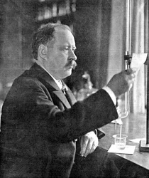 Svante Arrhenius 1859-1927, švédský fyzik a chemik ve své laboratoři, 1909