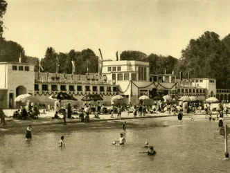 Koupání v jezeře Traunsee, Gmunden, Horní Rakousko, c1935.