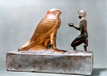 Taharqa před sokolem Hemenem, starověký Egypťan, 7. století před naším letopočtem