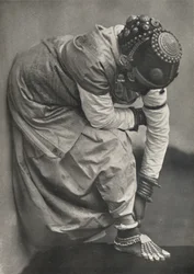 Tamulin mit Fuss- und Kopfschmuck, 1926