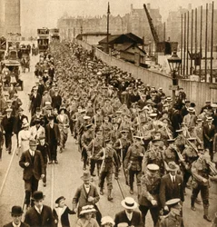 Území z letního tábora - teriéři snadno pochodovali přes Westminsterský most, 1914-1918, 1933.