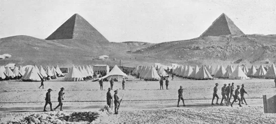 Australští vojáci v Egyptě se utábořili poblíž pyramid, 1914