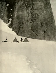 Tábor pod žulovým sloupem, půl míle od skladiště Lower Glacier... 27. ledna 1909