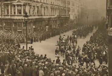 Město lemuje ulici královny Viktorie, aby sledovalo nového primátora a jeho průvod, c1935.