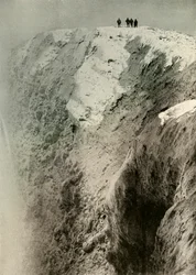 Kráter Erebus, 900 stop hluboký a půl míle široký, 1908, 1909.