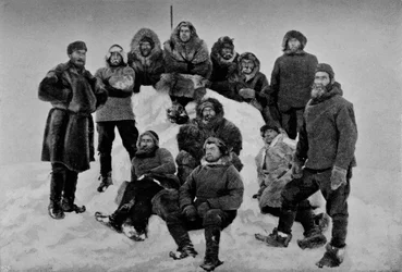 The Crew of the Fram po jejich druhé zimě. Asi 24. února 1895, 1895 1897