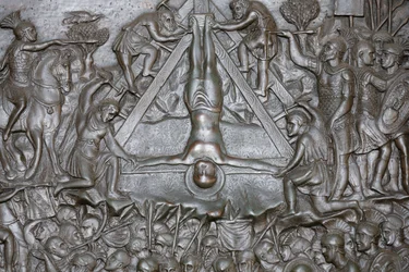 Ukřižování svatého Petra - Detail portálu - Přední vchodové dveře baziliky svatého Petra, Řím, Itálie
