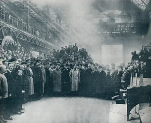 Car, přijatý mezi dělníky ve velké Putiloff Munition and Engineering Works, 1914