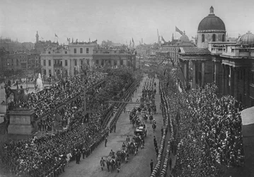 Diamantové jubileum: kočár Queen Victorias projíždějící Národní galerií, Londýn, 1897 1906