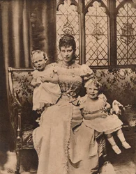 Vévodkyně z Yorku se svými dvěma syny, princi Edwardem a Albertem, c1897 1935