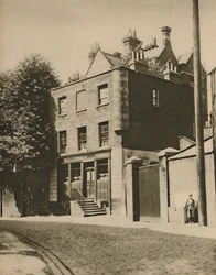 Granátník ve Wilton Mews, kde kočí už nepijí, c1935.