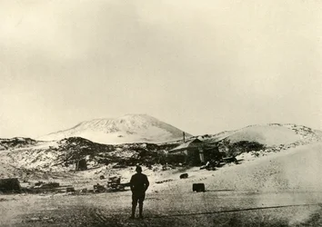Chata s horou Erebus v pozadí, na podzim, 1908, 1909.