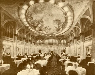 Bohatě vyzdobený hlavní jídelní salon Leviathana, c1930.