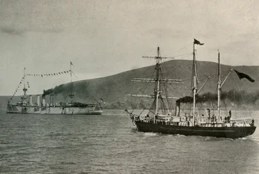 Nimrod Passing H.M.S. Mocný,...v přístavu Lyttelton, 1. ledna 1908, 1909.