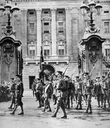 Princ z Walesu pověřen u Grenadier Guards, Londýn, srpen 1914
