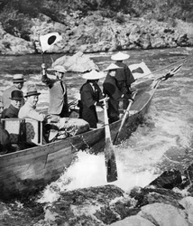 Princ z Walesu střílí peřeje v Kjótu, Japonsko, 1922