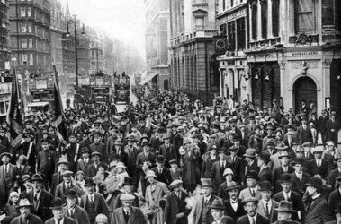 Armáda spásy pochodující po Oxford Street, Londýn, 1926-1927