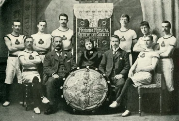 Tým aberdeenských gymnastů, vítězů N.P.R.S. Challenge Shield, 1902.