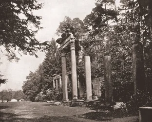 Augustův chrám ve Virginia Water, Surrey, 1894.
