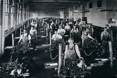 Vládní tiskařský úřad U.S.A. rovněž provozuje 126 licích strojů, 1916