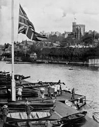 The Union Jack Flying Half mast na Eton College Boathouse, Berkshire, 1910