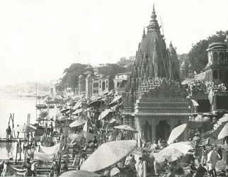 Rybník Višnu a Ghat, Benares, Indie, 1895.