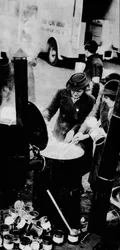 W.V.S. Udělal mnoho pracovních míst. Zde je W.V.S. žena vedoucí polní kuchyni, c1941 1942