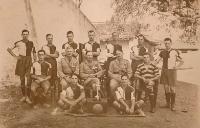 Fotbalový tým mladých vojáků prvního praporu, Queens Own Royal West Kent Regiment. P