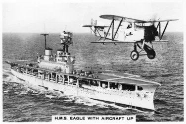 Letadlová loď HMS Eagle a letoun Fairey Flycatcher, 1937