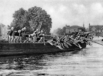 Každoroční dámský plavecký závod Kew to Putney, Londýn, 1926-1927