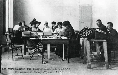 Oblečení válečného zajatce, Champs-Élysées, Paříž, první světová válka, 1914-1918
