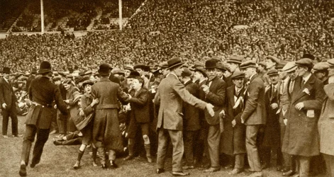 První finále FA Cupu se koná na novém stadionu Wembley v Londýně, 28. dubna 1923, 1935.