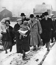 Budoucí Edward VIII kráčet ve sněhu ve Winlaton, hrabství Durham, 1929