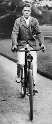 Budoucí král Edward VIII na kole v roce 1911