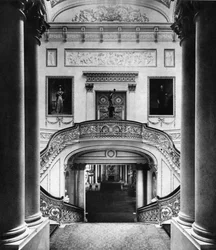 Velké schodiště v Buckinghamském paláci, Londýn, 1935