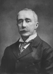 Zesnulý sir Daniel Cooper, 1911