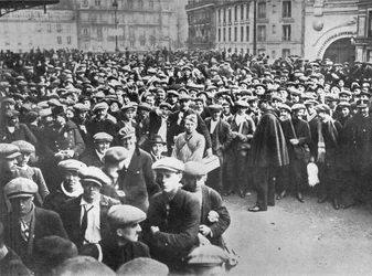 Nové francouzské armády: Branci a dobrovolníci čekající na zápis do služby, 1915